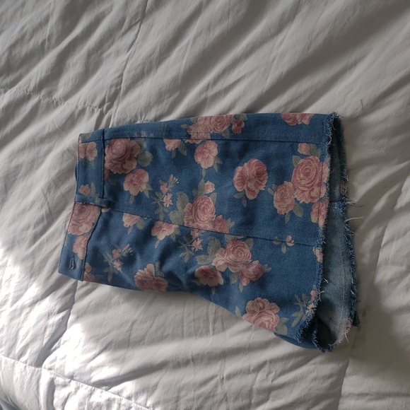 Shorts - Picture 3 of 6